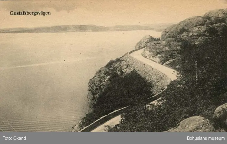 Tryckt text på vykortets framsida: "Gustafsbergsvägen."
