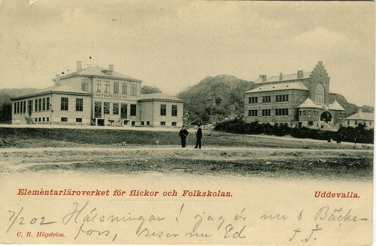 Tryckt text på vykortets framsida: "Elementarläroverket för flickor och Folkskolan. Uddevalla."