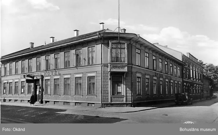 Tryckt text på vykortets framsida: "Uddevalla, Grand Hotel."
