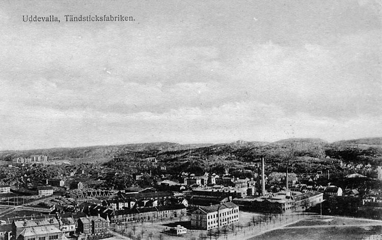 Tryckt text på vykortets framsida: "Uddevalla, Tändsticksfabriken."

