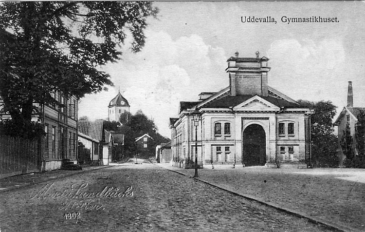 Tryckt text på vykortets framsida: "Uddevalla, Gymnastikhuset".