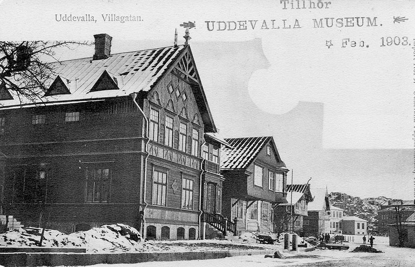 Tryckt text på vykortets framsida: "Uddevalla. Villagatan".


