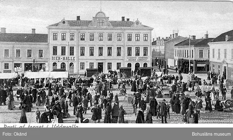 Tryckt text på vykortets framsida: "Parti af torget i Uddevalla".
