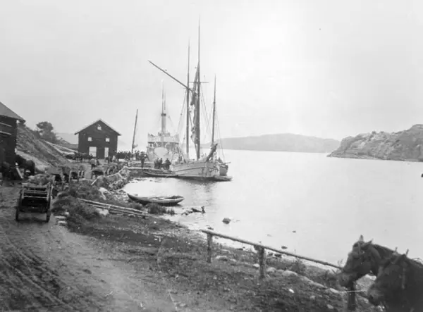 Enligt Text På Fotots Baksida: "Ångbåtsbryggan, Slussen, Orust Ca 1920 ...