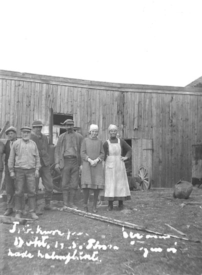 Enligt noteringar: "Tröskare på Kyrkehee 17 okt. 1925. Aron i Skistad, Kam, Karl Hansson, Johan i Trättestad, Märta Krok, Anna Bohlin".