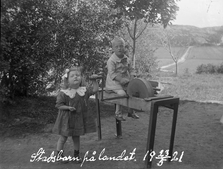 "Stadsbarn på landet 23/5 1921. Hos J.J. Skistad Västergård"