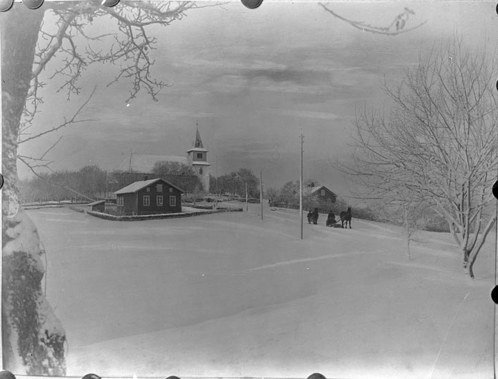 Enligt fotografens noteringar: "Foss kyrka i vinterskrud omkring år 1920. Personerna Oskar Johansson i Stene Aug. Hansson i Berg."