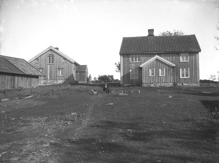 Enligt fotografens noteringar: "Omkr år 1916 Möe Munkedal köpt av Munkedal Aktiebolag - gammal gård från Möe -"
