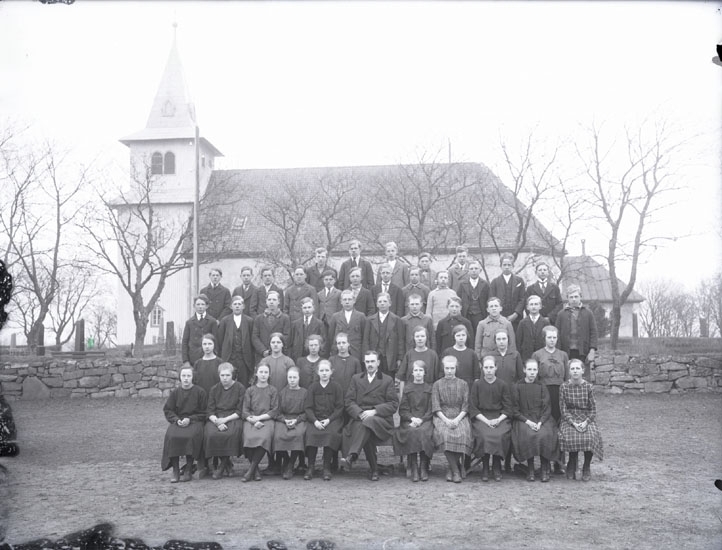Konfirmandgrupp vid  Foss kyrka 1923