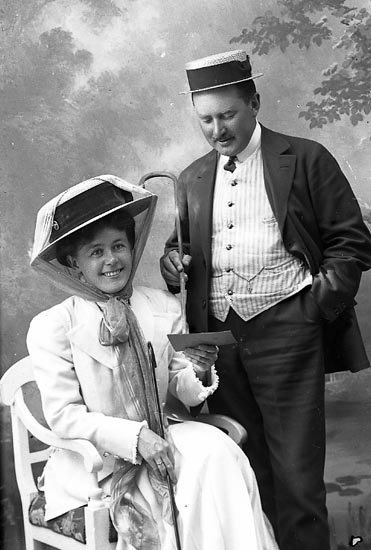 Enligt fotografens journal Lyckorna 1909-1918: "Ribbenstedt, Herr Axel Mariestad".
