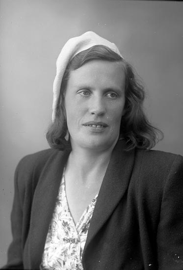 Enligt fotografens journal nr 7 1944-1950: "Andersson, Fru Sonja Stenungsund".