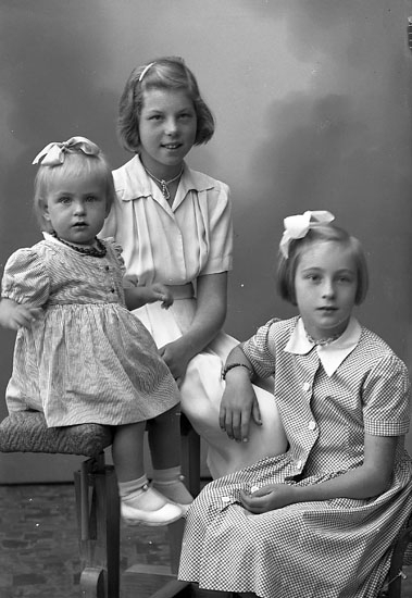 Enligt fotografens journal nr 8 1951-1957: "Ryberg, Ingrid, Marianne, Elisabeth, Här".