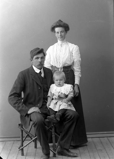 Enligt fotografens journal nr 2 1909-1915: "Hermansson, Hans Skåpesund, Varekil".