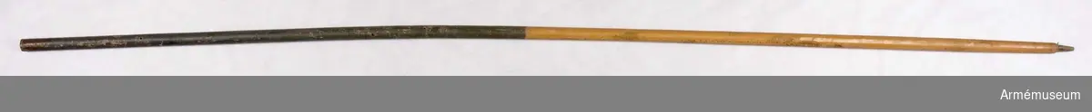 Duken hälften gul, hälften blå, med Västergötlands vapen. Det blå sidenet blekt mot lila. Sköld av Carl XIII:s typ. Spets 160 mm.