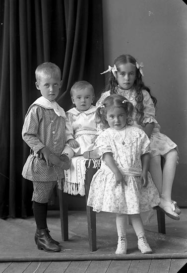 Enligt fotografens journal nr 3 1916-1917: "Pettersson, Oskar Långeland, Svanesund".