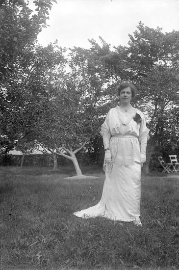 Enligt fotografens journal nr 3 1916-1917: "Thorssell, Fru Gudrun Göteborg, taget i trädgården på Halleby brudkl.".