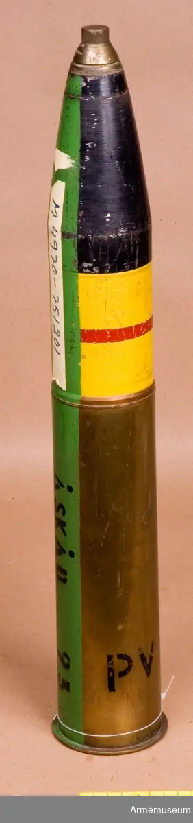Med spränggranat m/1940 med ögonblickligt känsligt spetsanslagsrör m/1940.
Patronhylsan märkt XF 4900 Skultuna bruk med en krona (M38 13) grön rand Åskåd 93. (PV).Granaten är svart. Färgmärkning: röd rand på gul botten (T (). Tändrör märkt "Blind".