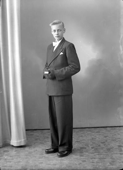 Enligt fotografens journal nr 8 1951-1957: "Berntsson, Helge Stripplekärr Ödsmål".