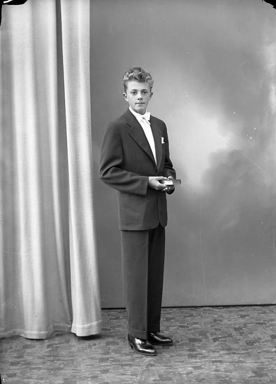 Enligt fotografens journal nr 8 1951-1957: "Andersson, Roger Stenungsund".