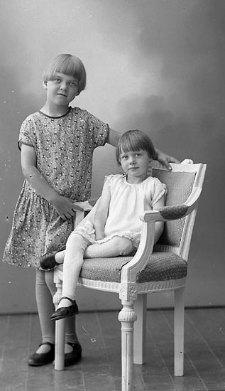 Enligt fotografens journal nr 6 1930-1943: "Andersson, Greta och Inger Runtången, Hjälteby".