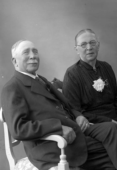 Enligt fotografens journal nr 6 1930-1943: "Strömqvist, Herr och Fru Stenungsund".