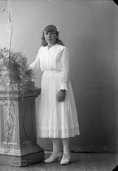 Enligt fotografens journal nr 4 1918-1922: "Augustsson, Astrid Höga Jörlanda".