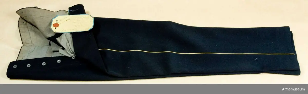 Grupp C I.
Tillämpningsmodell å klädesbyxor m/1845, vid Kungl Svea Livgardet. i enlighet med arméns givna bestämelser.
Byxorna tillverkade vid regementet.