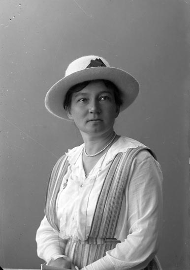 Enligt fotografens journal nr 4 1918-1922: "Lilliehök, Generalkonsul Fru Här".