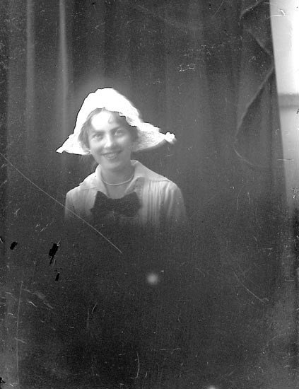 Enligt fotografens journal nr 2 1909-1915: "Landberg, Fr. Gudrun St-sund".