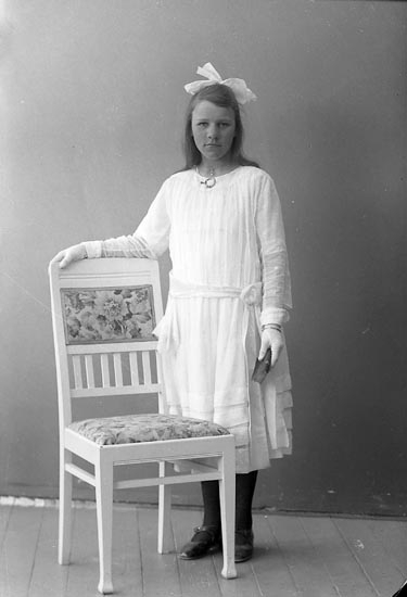 Enligt fotografens journal nr 4 1918-1922: "Johansson, Astrid Näs Änghagen, Ödsmål".