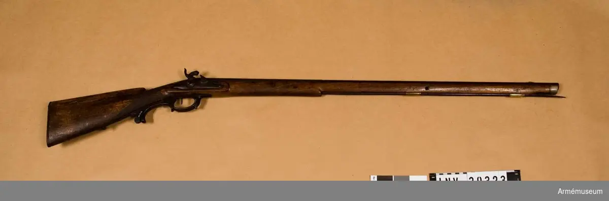 Grupp E II.

Jaktgevär med slaglås ändrat från flintlås. Okänt fabrikat. 1800-talets början. Laddstocken avbruten. 