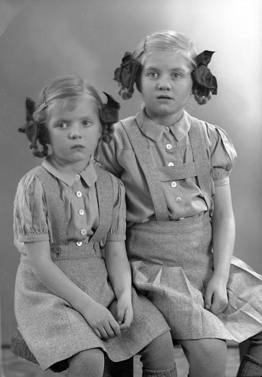 Enligt fotografens journal nr 7 1944-1950: "Kock, Häradshövding Bertil, Här barnen".