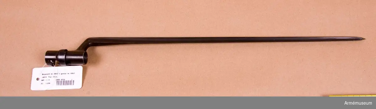 Bajonetten är även samma sort som på 1867 års gevär, typ 1868. På bajonettarmens högra sida finns JP., ett krönt C och TN, samt på den vänstra H.J., 7721 och W.N. instansade. Påsatt sitter bajonetten under pipan. J Alm 1941.