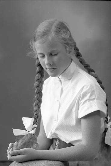 Enligt fotografens journal nr 8 1951-1957: "Berntsson, Helena Prästgården, Svanesund".
