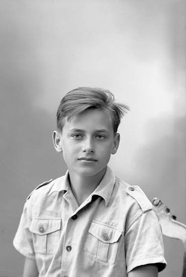 Enligt fotografens journal nr 7 1944-1950: "Ljungblom, Bengt Otto Ödsmål".