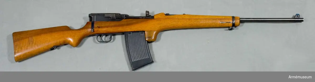 Grupp E IV. 
Halvautomatgevär, Tyskland. Mauser. 1917
En uppförstorad variant av den sällsynta Mauser pistol 06/08. 
Automatgevär med rekylladdning. 
Magasinet har kapacitet för 25 patroner.