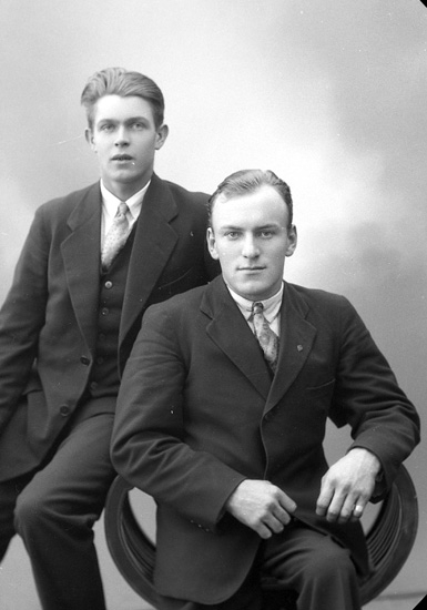 Enligt fotografens journal nr 6 1930-1943: "Fredén, Robert Almesund, Hjälteby".