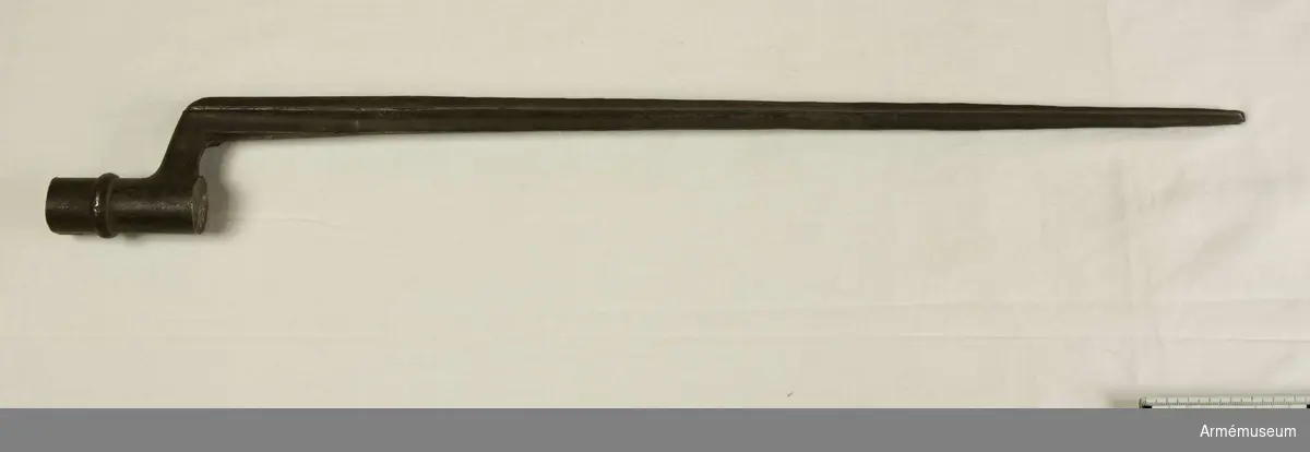 Grupp E VIII. 
Nr 8 (av 20) i tillverkningsordningen.
Gevärsdel till 1867 års gevär m/1867, en av c:a 400 delar. 