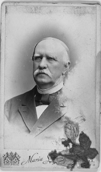 Text till bilden: "Stads-och provinsiallaläkaren Otto Edvard Åhlström född 1821 6/10 Nyköping död i Uddevalla den 5 november år 1897. Han synes vara Riddare av Nordstjärne Orden".