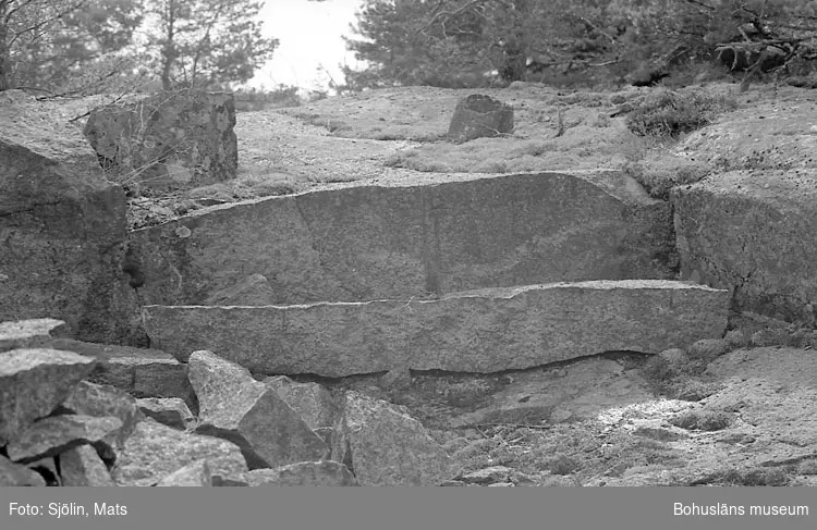 Bohusläns samhälls- och näringsliv. 2. STENINDUSTRIN.
Film: 2

Text som medföljde bilden: "Det. småbrott. April -77."