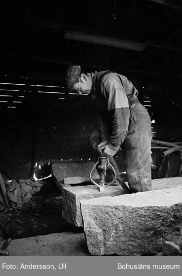 Bohusläns samhälls- och näringsliv. 2. STENINDUSTRIN.
Film: 12

Text som medföljde bilden: "Borrning av kilhål. April -77."