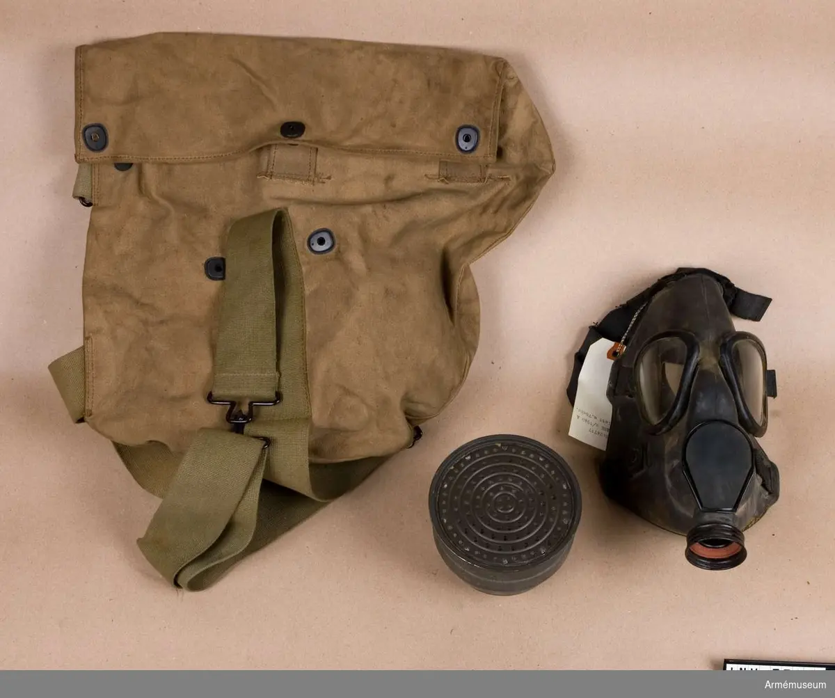 Grupp J.
Består av ett ansiktsskydd m/1940 A, en behållare (m/1936 F) och en väska m/1940 A.