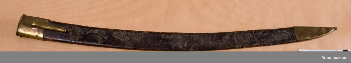 Balja av svart läder med munbleck och doppsko av mässing.
