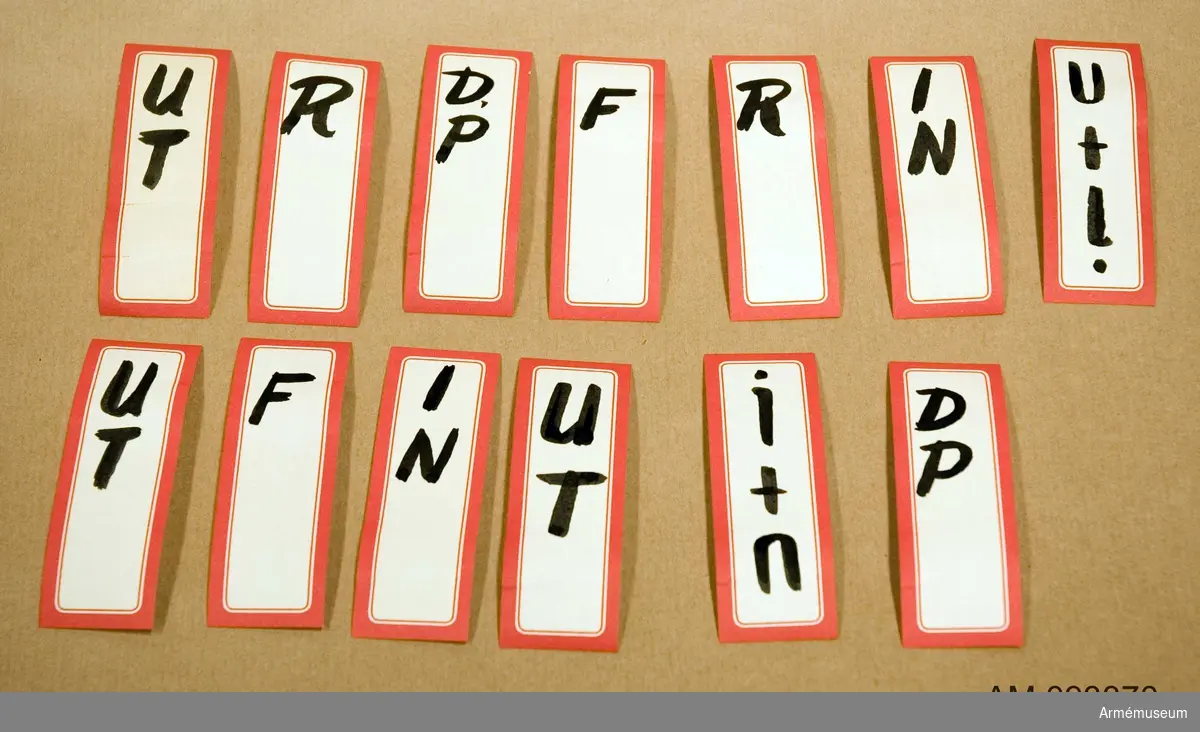 13 stycken vita brevmärken med röd kant. Ditmålade blandade bokstäver i svart färg.