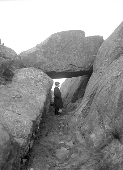April 1924. "Nålsögat", gångstig i bergsklyfta, under stort stenblock.