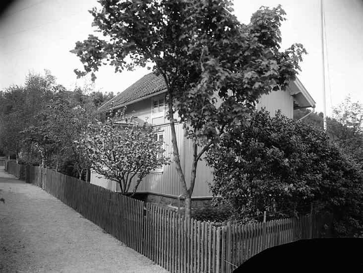 Enligt tidigare notering: "Timanstorpet. Viktor Johanssons hus, Uddevalla."