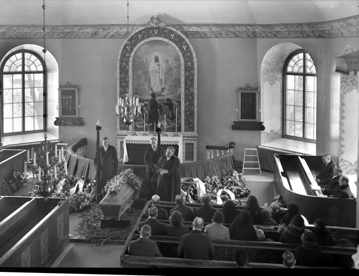 Uppgift enligt fotografen: "Herrestad. Begravning i kyrkan. Frk. Boström."