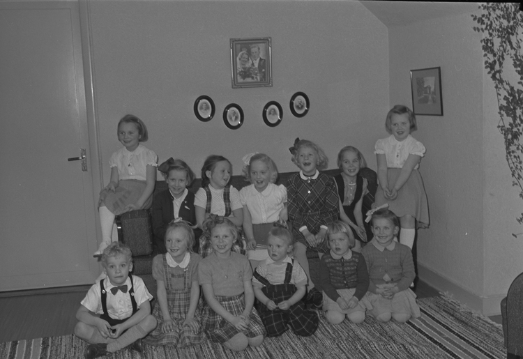 Text till bilden: "Födelsdagfest. Christina, dotter. Albin Ljungqvist. 1952.02.01"












i