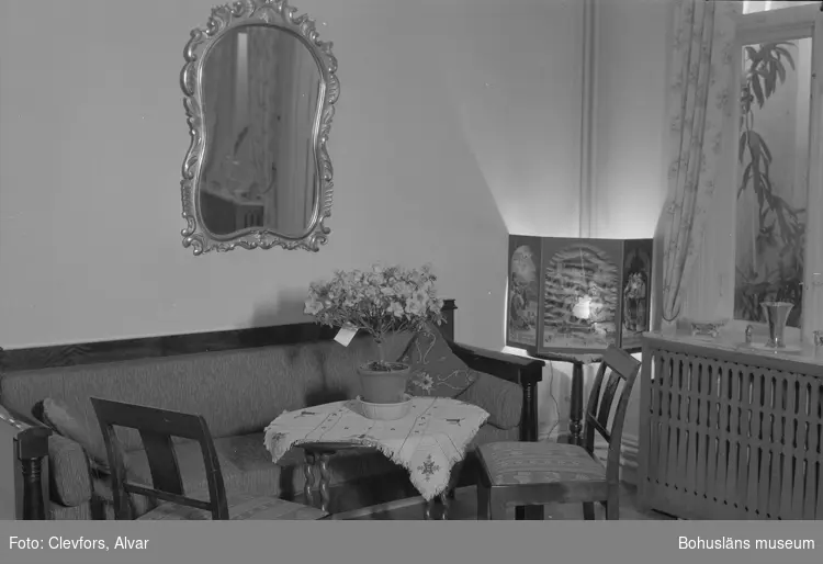 Text till bilden: "Kyrkoherde Cerenius. Interiör. 1953.01.01"










i