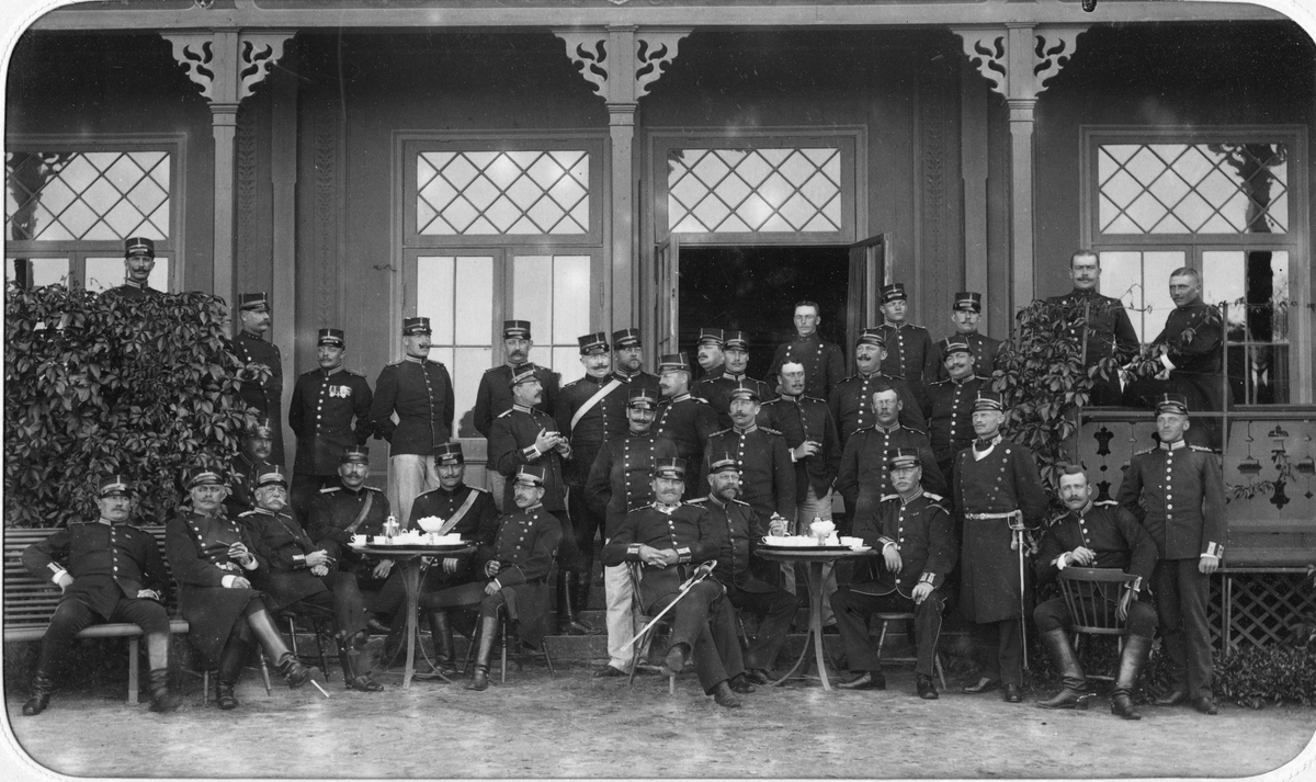 Officerare vid Älvsborgs regemente I 15 dricker kaffe på verandan utanför mässen på Fristad hed,